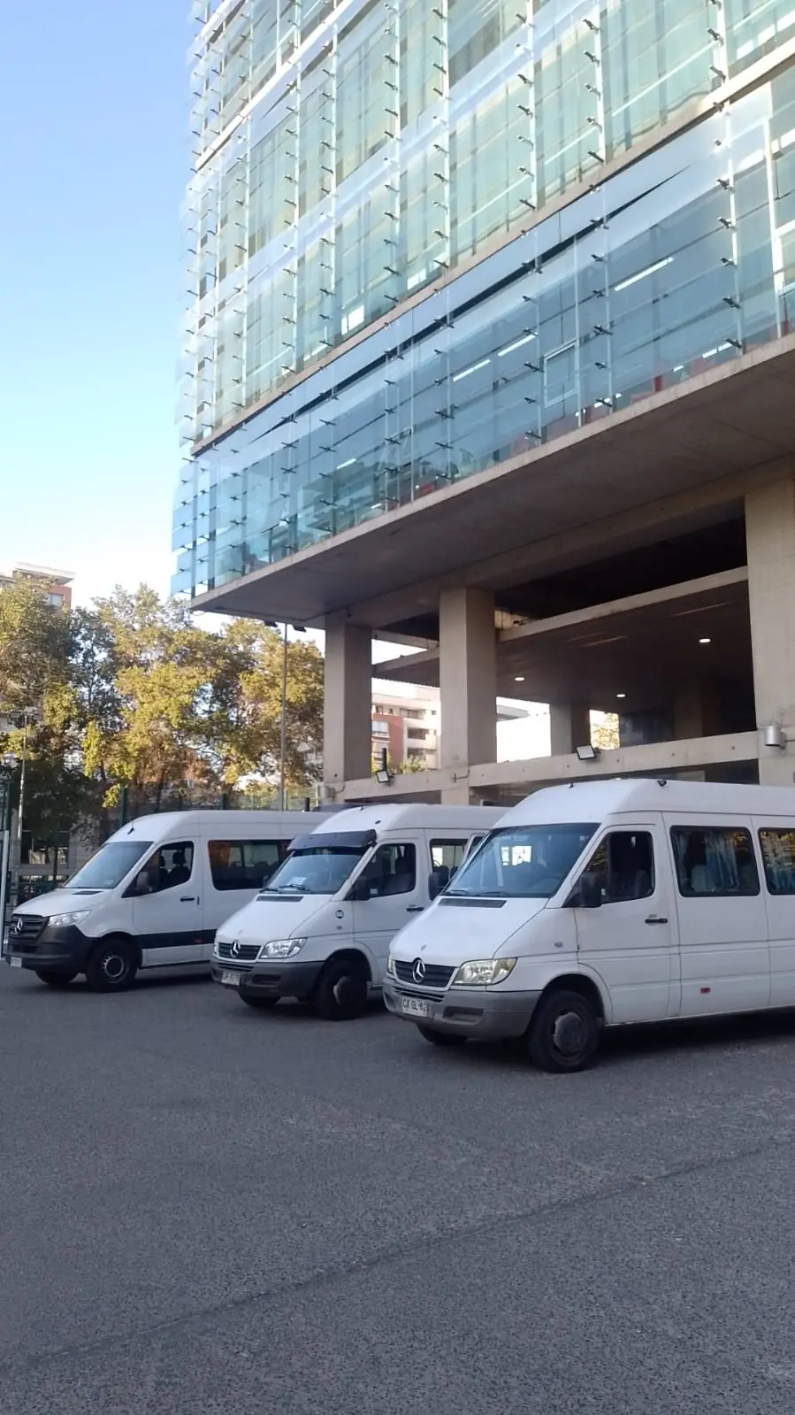 Minibuses estacionados junto a un edificio de oficinas