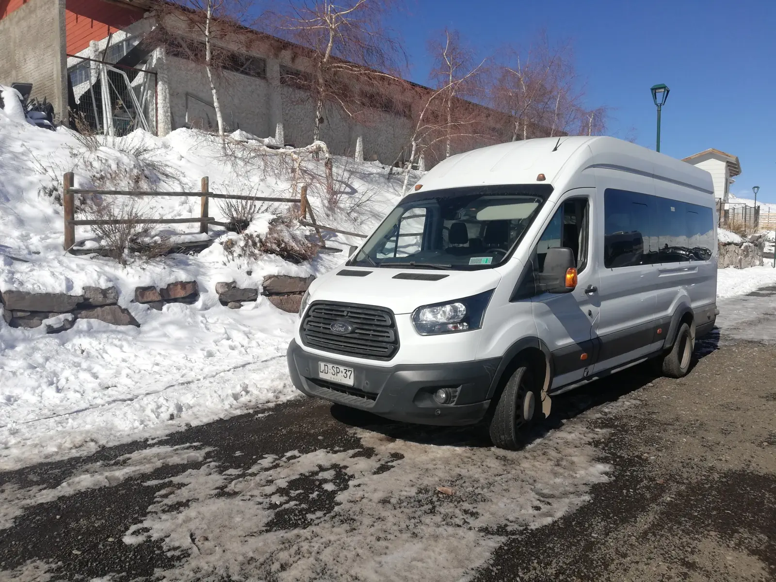 Ford Transit blanca en un entorno de montaña con nieve