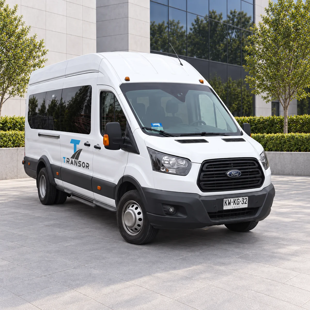 Ford Transit blanca de techo alto con el logo Transor en el costado