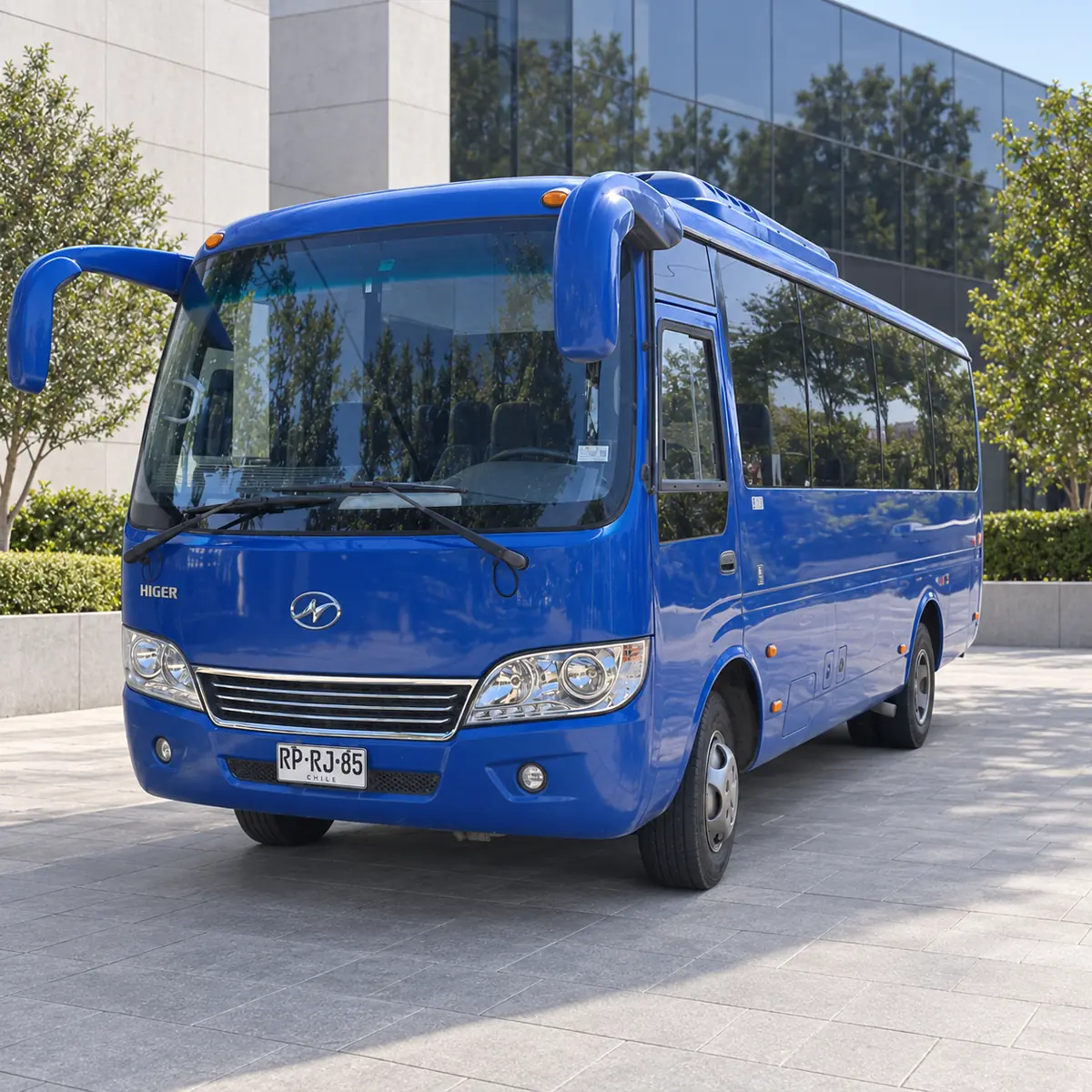 Bus Higer azul de Transor, visto desde el frente y el costado