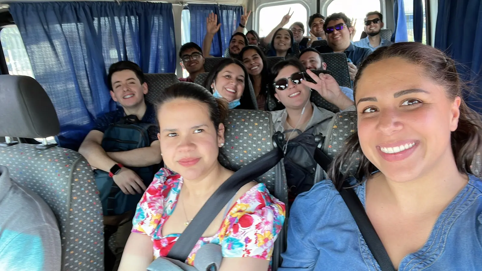 Grupo de pasajeros compartiendo un viaje dentro de un minibús