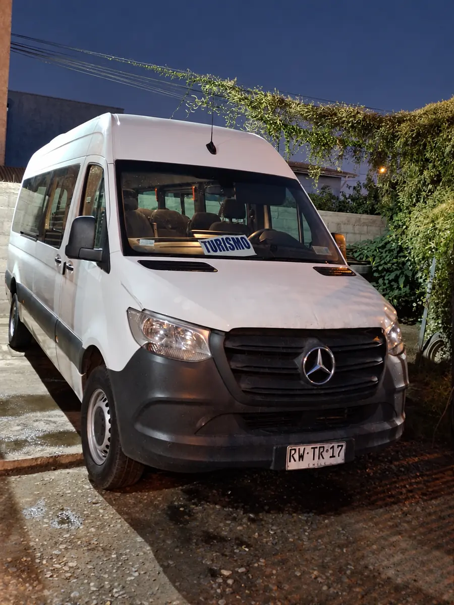 Mercedes-Benz Sprinter blanca fotografiada de noche